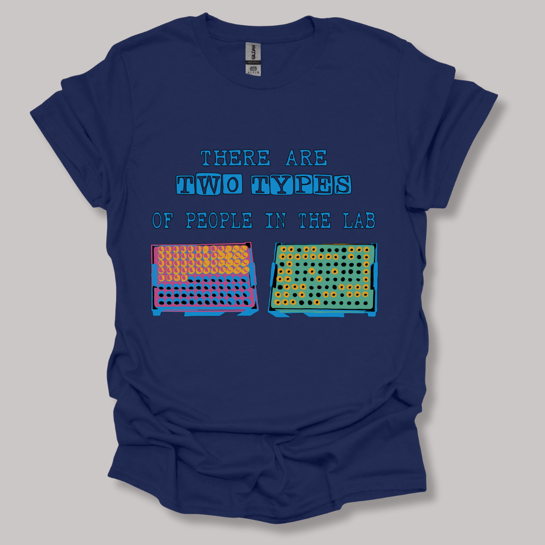 There Are Two Types Of People In The Lab  T-shirt Navy / S